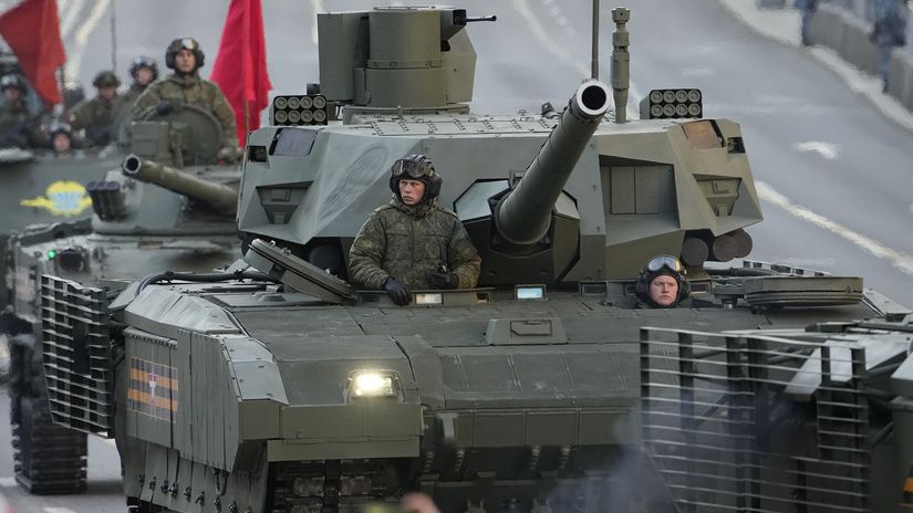 Ruský tank T-14 Armata na vojenskej prehliadke...