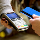 Najväčšia banka na Slovensku mení pravidlá, týkajú sa platieb kartou. Dôležitá bude suma  450 eur mesačne. Prísť môžete aj o účet zadarmo