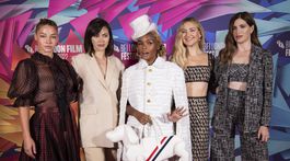 Zľava: Herečky Madelyn Cline, Jessica Henwick, Janelle Monáe, Kate Hudson a Kathryn Hahn.