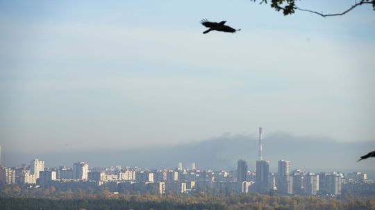 Dym stúpa po útokoch ruskej armády v...