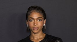 Lori Harvey na slávnostnej večeri značky Chanel...