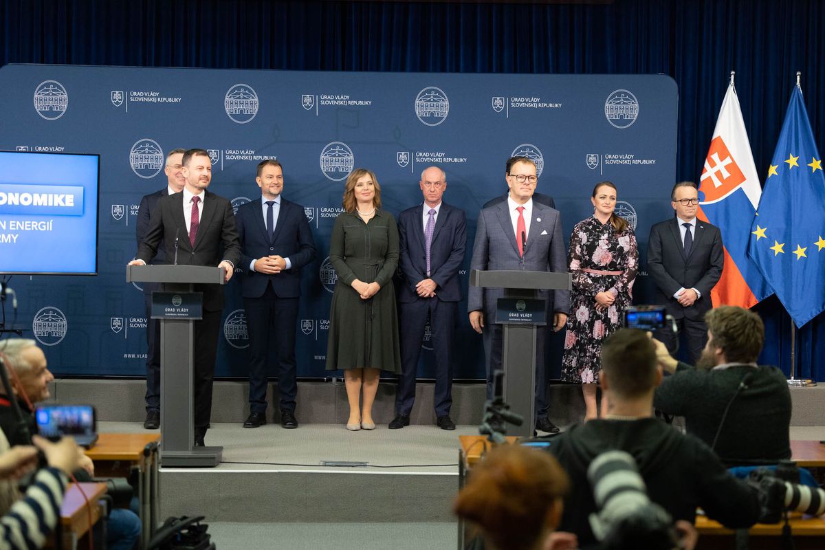 Minister financií Igor Matovič s premiérom...