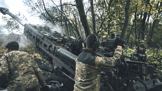Ukrajinská pravda: Prečo je pre Západ výhodné dodávať zbrane Ukrajine