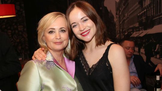 Jana Nagyová a jej dcéra na pražskej premiére...
