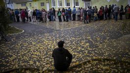 Muž sediaci na zemi, vojna na ukrajine, rada ľudí