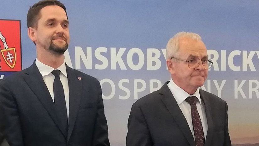 Vedenie Banskobystrickej župy stoja externí...