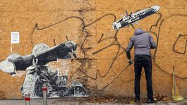 Ukrajina, muž, vojna, zametanie lístia, sprejovanie