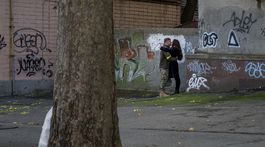 Ukrajinský vojak, bozk, partneri