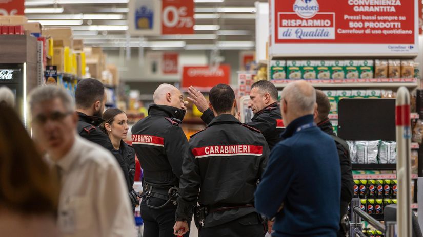 Talianski policajti na mieste činu v obchodnom...