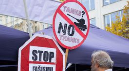 Na snímke účastníci demonštrácie s názvom...