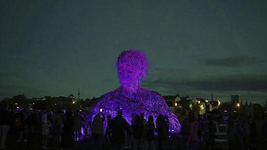 Davy sledujú sedem metrov vysoký Con Mor, Obor,...