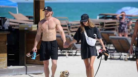 Zápasník a YouTuber Logan Paul a jeho partnerka...