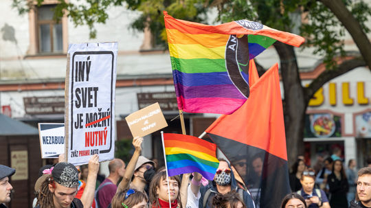 Súd potvrdil policajnú diskrimináciu. Homosexuálnym manželom dovolí zostať na Slovensku