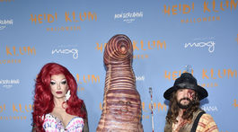 Heidi Klum zamaskovaná ako gigantický červík, jej manžel Tom Kaulitz (vpravo) a jeho brat Billy Kaulitz