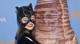 Heidi Klum zamaskovaná ako gigantický červík (vpravo) a jej dcéra Leni Klum