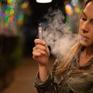 dievča, žena, mladá žena, vapovanie, elektronická cigareta, fajčenie, dym