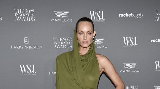 Modelka a herečka Amber Valetta v kreácii Saint...