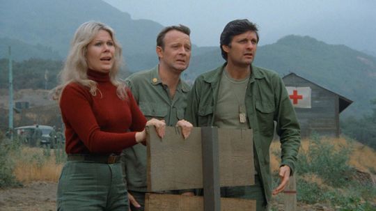 Zľava:  Loretta Swit, Larry Linville a Alan...