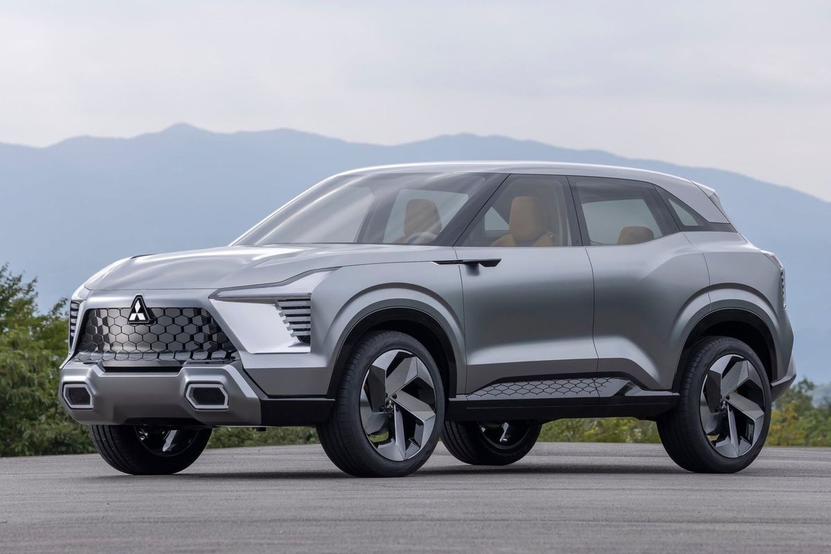 Kompaktné SUV má priam off-roadové tvary. Maska...
