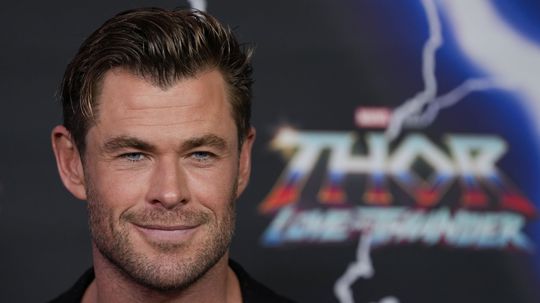 Herec Chris Hemsworth sa donaha vyzliekol...