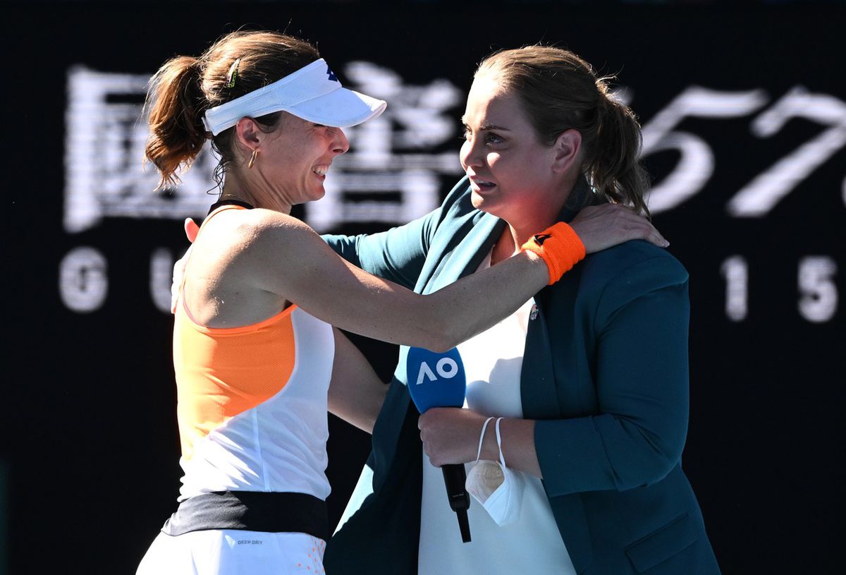 Jelena Dokičová gratuluje Alize Cornetovej po...
