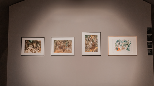 Na výstave Človek človeku sa nachádzajú aj obrazy.