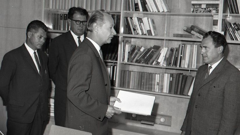 August 1967. Alexander Dubček odovzdáva...