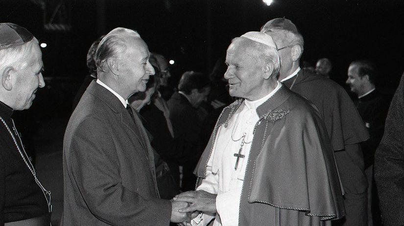Apríl 1990. Alexander Dubček víta na...