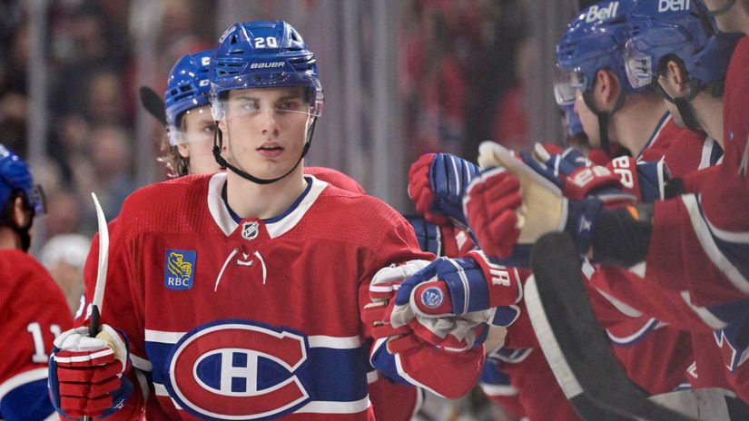 Juraj Slafkovský oslavuje gól so spoluhráčmi z...