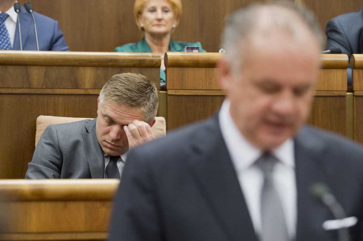 Bývalý prezident Andrej Kiska (v popredí) a...