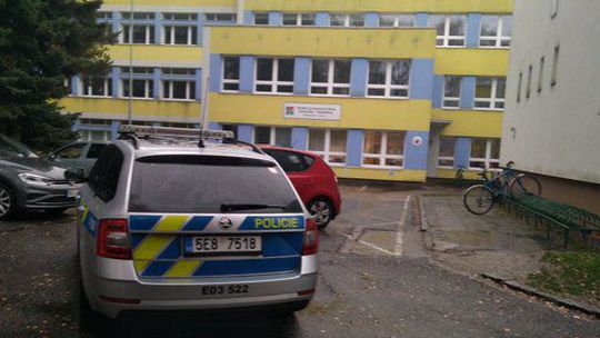 Mladík v Česku umiestnil bombu pred školu a sekerou zavraždil okoloidúceho