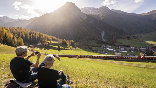 Vlak Rétskej železnice (RHB) je na ceste...