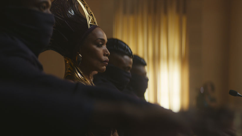 Angela Bassett ako Ramonda v snímke Čierny...