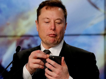 Musk chce do pol roka začať testovať čipy...