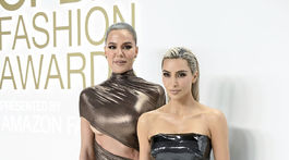 Khloe Kardashian (vľavo) a Kim Kardashian 