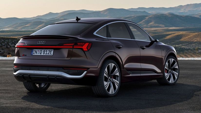 Q8 e-tron Sportback má naďalej splývavú zadnú...