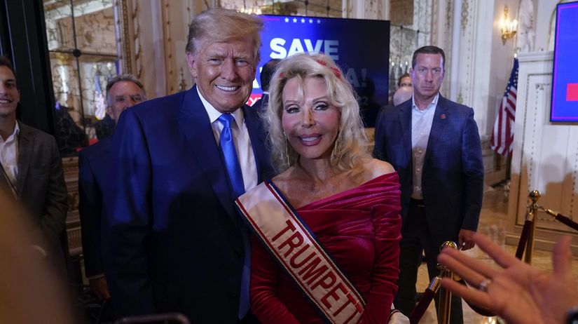 Bývalý prezident Donald Trump pózuje na...