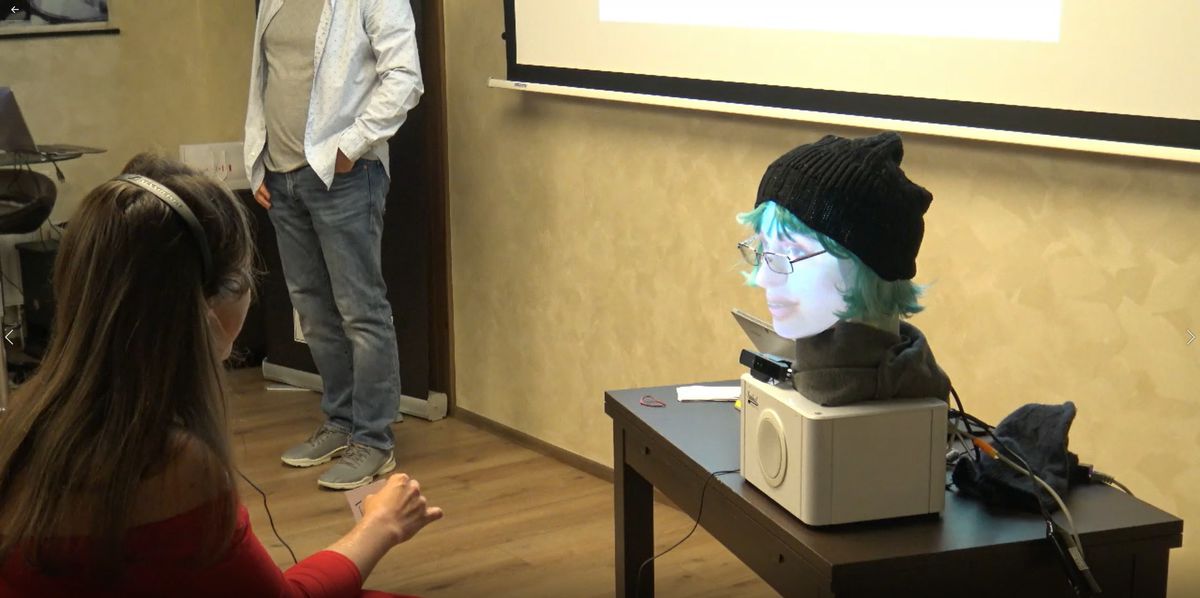 Robot Furhat počas experimentu Štefana Beňuša.