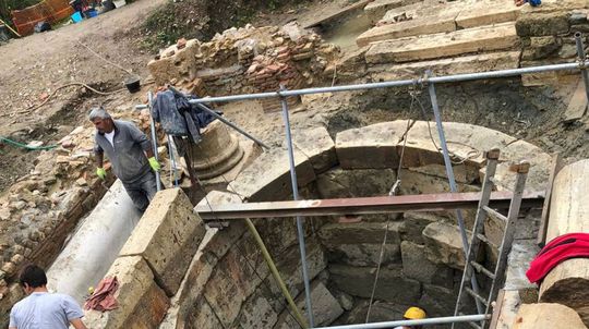 Práce na nálezisku v talianskej obci San...
