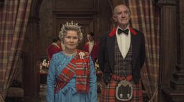 Herečka Imelda Staunton ako kráľovná Alžbeta II. a herec Jonathan Pryce 