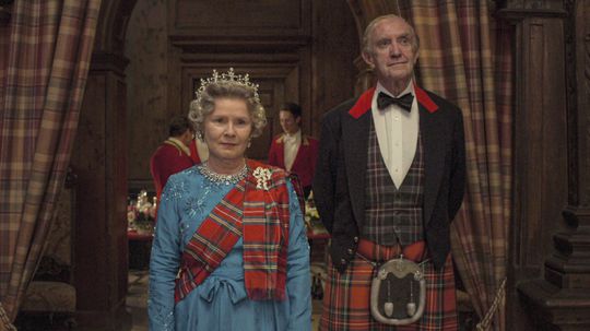 Herečka Imelda Staunton ako kráľovná Alžbeta...