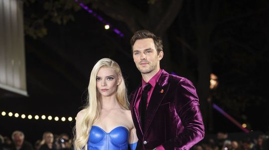 Herečka Anya Taylor-Joy v kožených šatách...