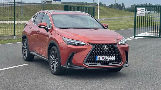  Lexus NX 450h+ (2022)