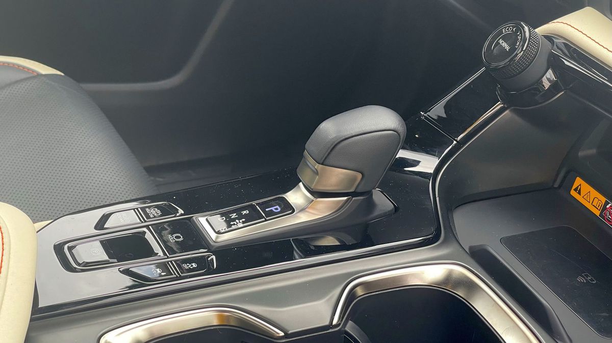 Auto využíva bezstupňovú e-CVT prevodovku,...