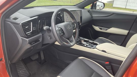  Lexus NX 450h+ (2022)