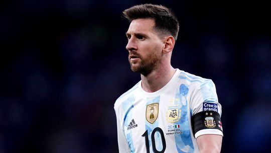 Kapitan Argentyny Lionel Messi ma piłkarzy...