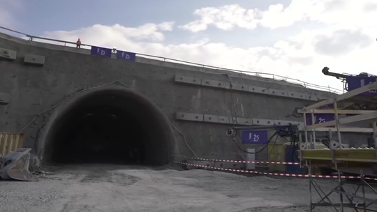 Prerazenie tunelu Čebrať.