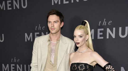 Herci Nicholas Hoult (vľavo) a Anya Taylor-Joy...