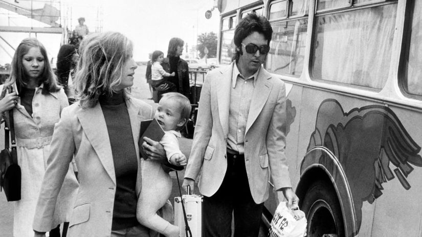 Paul McCartney a jeho žena Linda s dcérou...