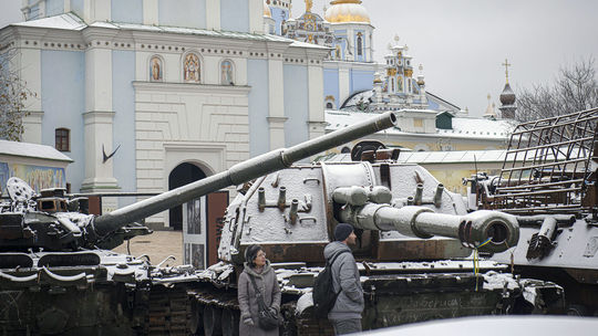 Zasnežené zničené ruské tanky v centre...